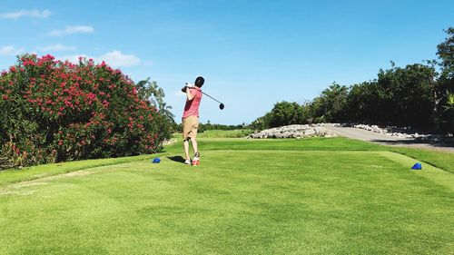 Man playing golf course