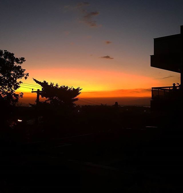 sunset, silhouette, orange color, building exterior, sky, built structure, architecture, scenics, beauty in nature, tree, dark, tranquil scene, copy space, nature, tranquility, idyllic, dusk, house, outline, city