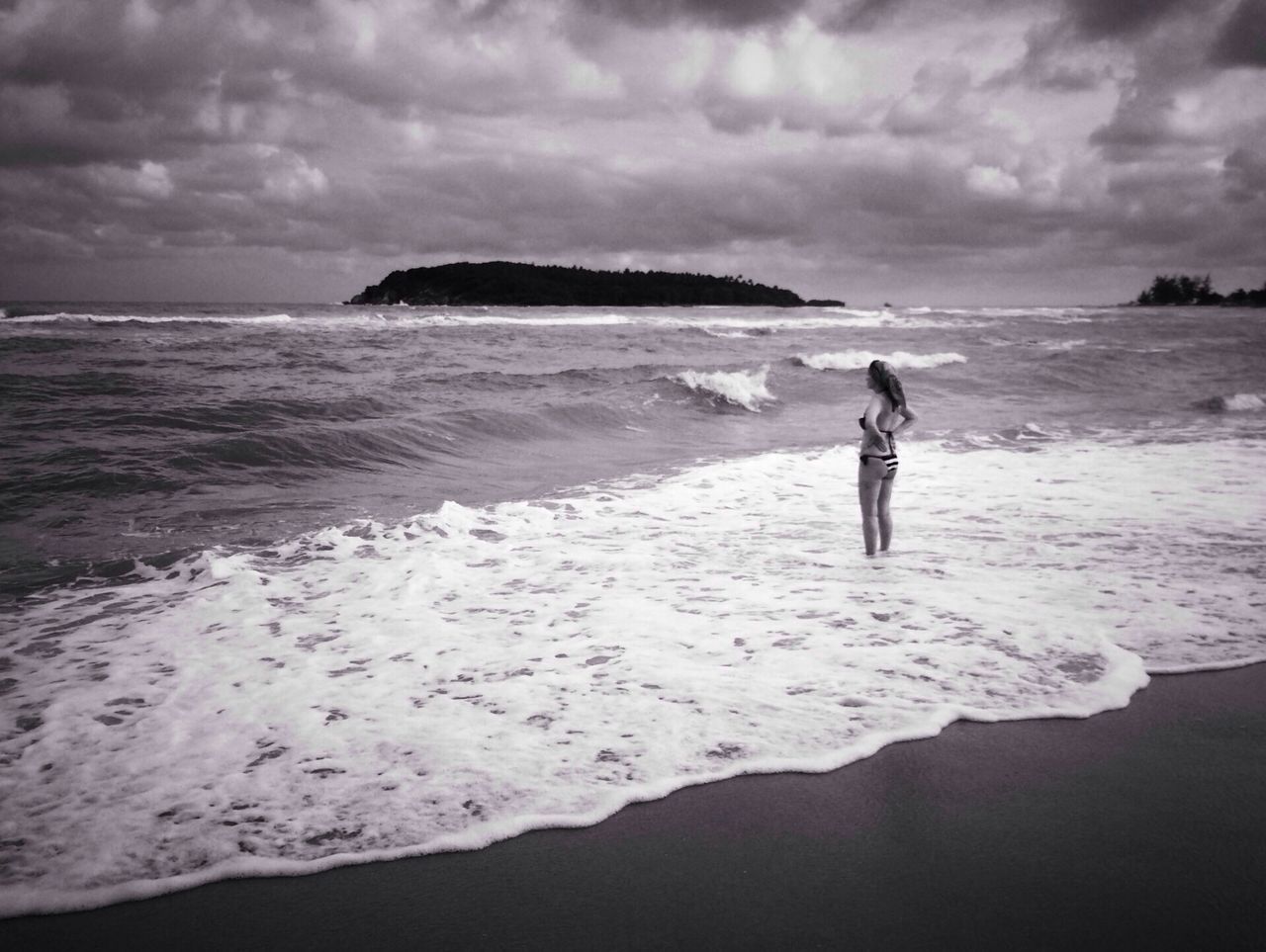 sea, beach, horizon over water, water, sky, shore, cloud - sky, sand, leisure activity, lifestyles, wave, full length, scenics, tranquil scene, beauty in nature, vacations, tranquility, nature