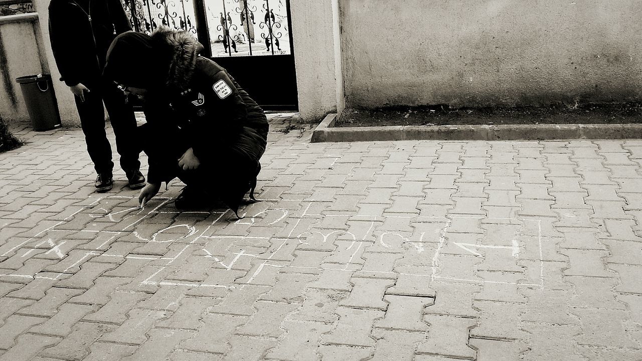 one animal, domestic animals, pets, domestic, mammal, vertebrate, dog, canine, one person, real people, footpath, day, full length, street, sidewalk, cobblestone, architecture, paving stone, outdoors