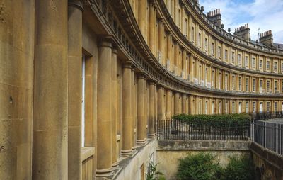 Curved terrace of georgian town houses in the circus, bath, england