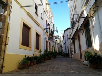 Narrow alley amidst buildings in city