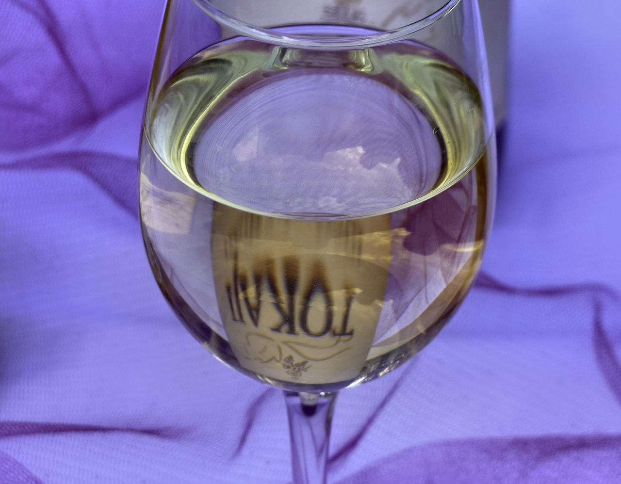 CLOSE-UP OF GLASS OF WINE ON TABLE