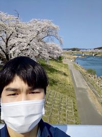 Portrait of man wearing sunglasses against sky