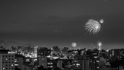 Images with new year's, réveillon, fireworks exploding in the sky in niterói, rio de janeiro, brazil