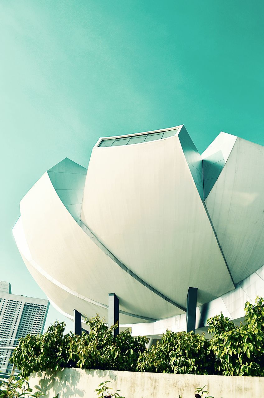 architecture, built structure, building exterior, low angle view, clear sky, modern, blue, day, architectural feature, design, building, pattern, outdoors, city, no people, sunlight, shape, sky, copy space, white color