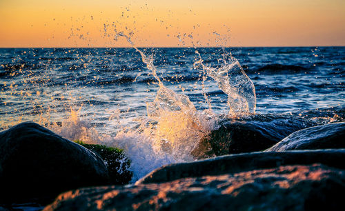 Waves splashing on rocks at sea