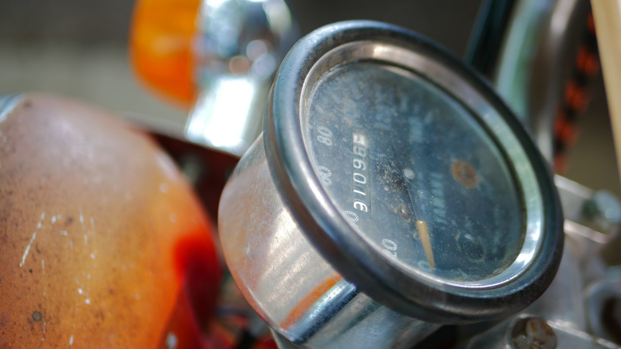 CLOSE-UP OF OLD VINTAGE CAR ON MIRROR