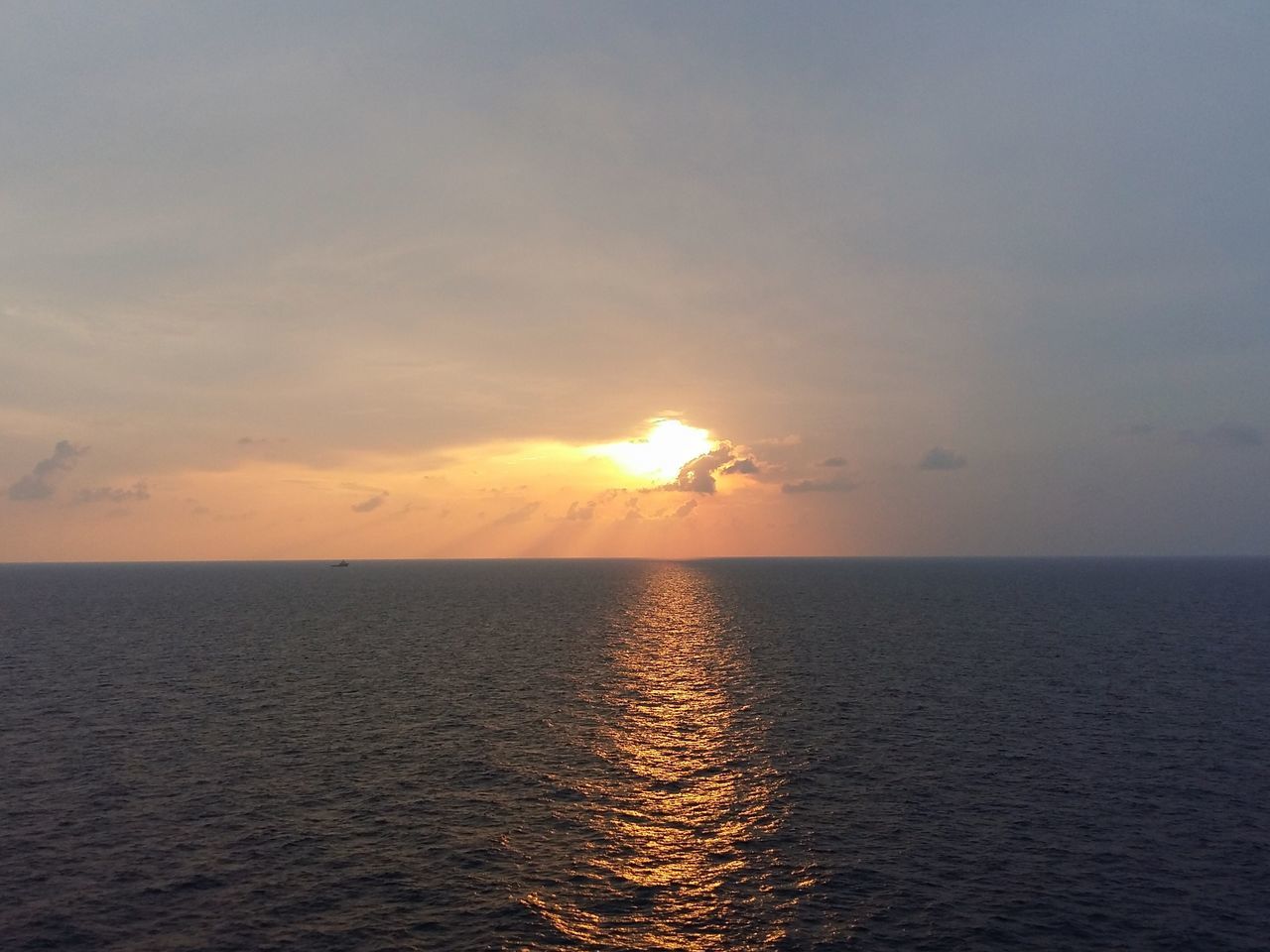 sea, horizon over water, water, sunset, scenics, sun, tranquil scene, sky, beauty in nature, tranquility, waterfront, idyllic, nature, rippled, reflection, seascape, orange color, sunlight, cloud - sky, cloud