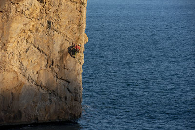 Climbing in raco del corv cove / luces nocturnas route 6b