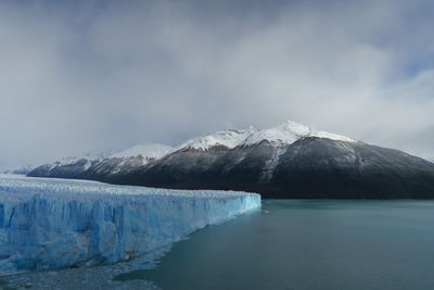 Scenic view of perito moreno glacier by lake against sky