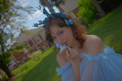 Portrait of smiling young woman holding bouquet