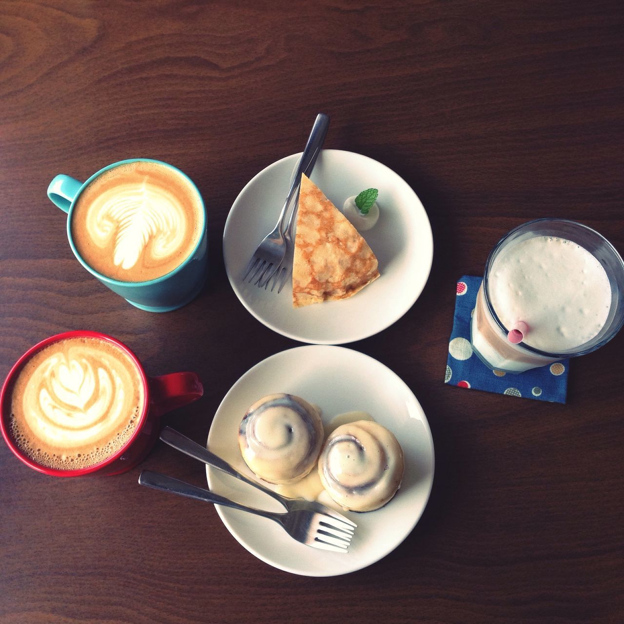 food and drink, table, indoors, drink, still life, freshness, refreshment, saucer, coffee cup, plate, high angle view, coffee - drink, spoon, food, cup, directly above, ready-to-eat, serving size, drinking glass, coffee