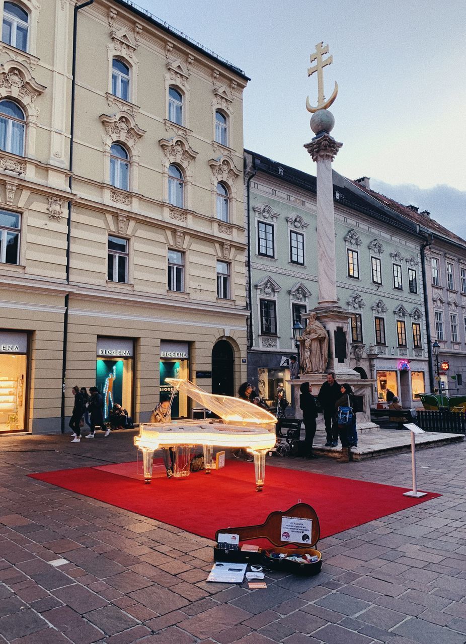 PEOPLE ON STREET BY BUILDING IN CITY