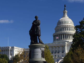 Statue of historical building against sky