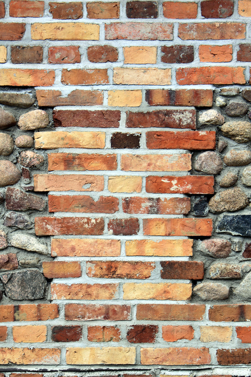 FULL FRAME SHOT OF BRICK WALL AGAINST STONE WALLS