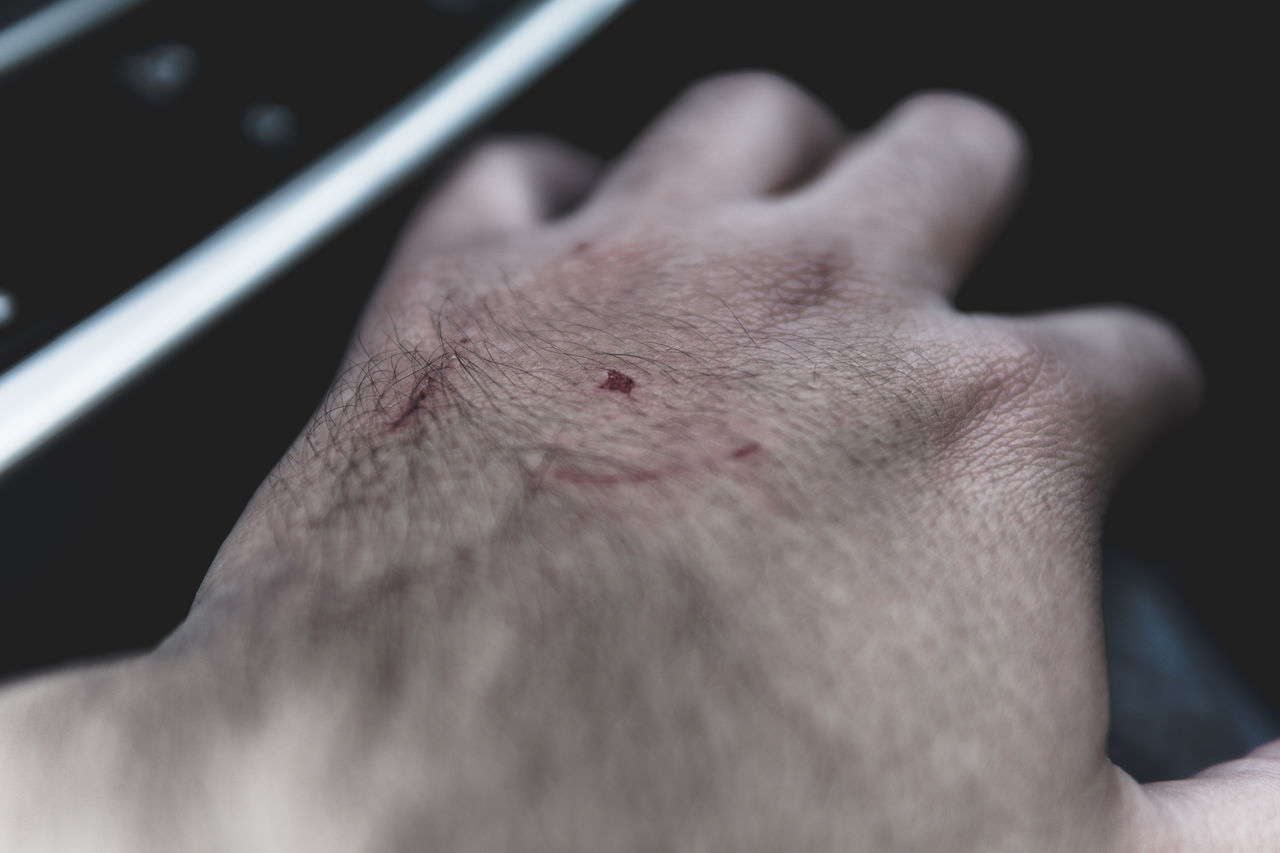 CLOSE-UP OF MAN HAND ON FABRIC