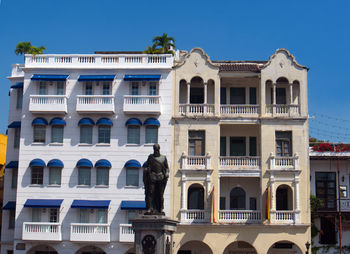 Statue of historic building against clear blue sky
