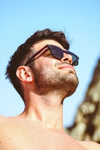 Portrait of man wearing sunglasses against sky