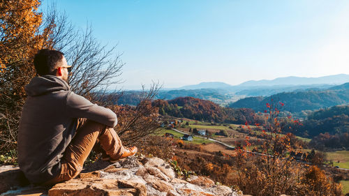 Man looking at view of hills in autumn, fall, nature, landscape, landscape, exploring.