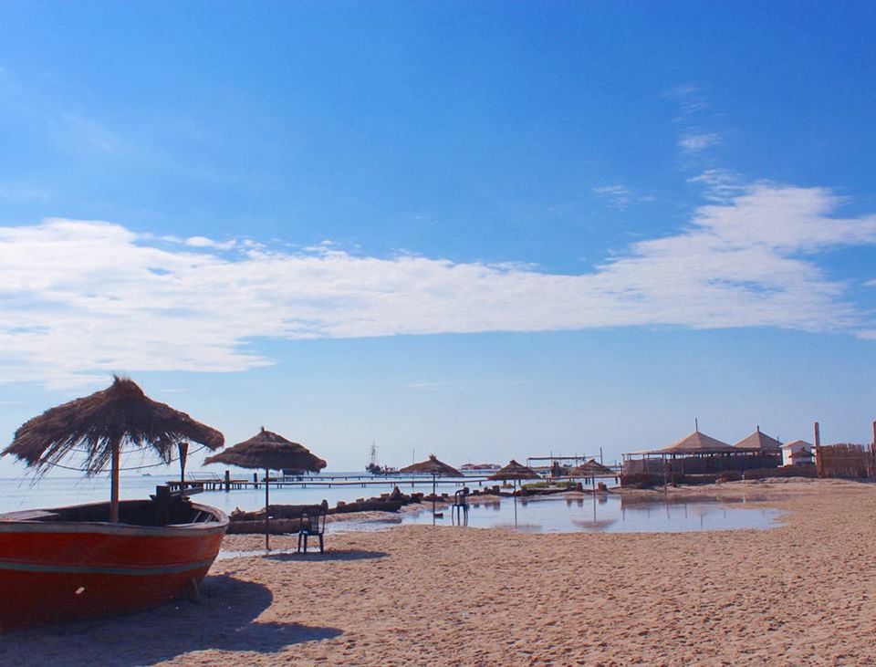 LOUNGE CHAIRS AT BEACH