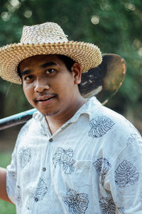 Portrait of mid adult man wearing hat