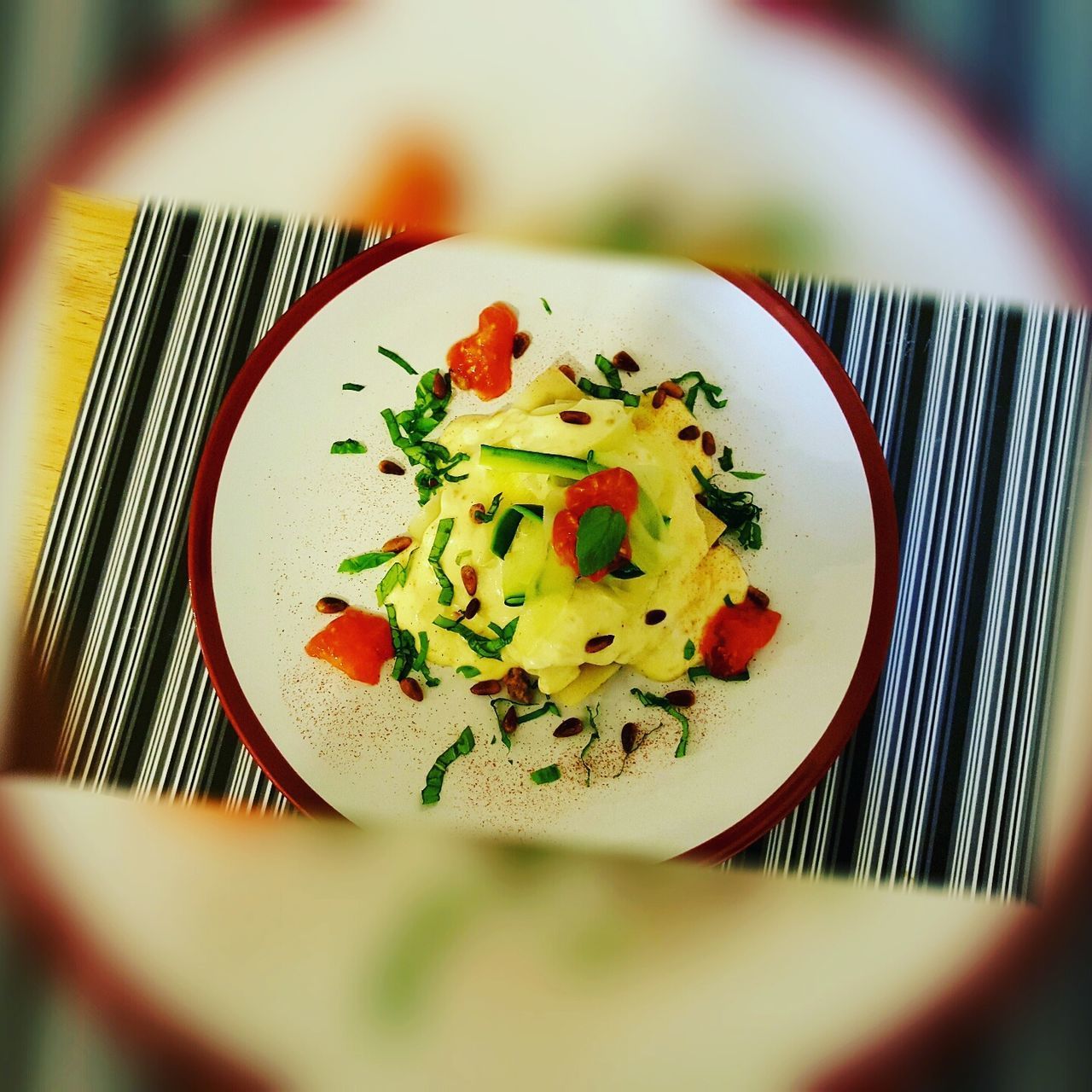 CLOSE-UP OF SALAD ON PLATE