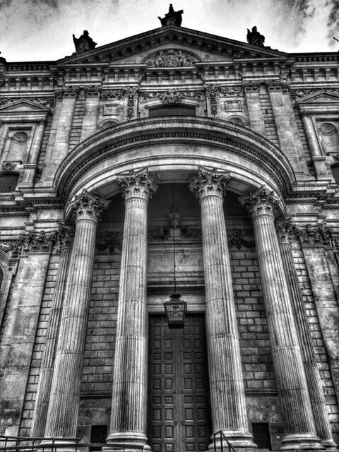 architecture, built structure, building exterior, low angle view, architectural column, arch, history, famous place, travel destinations, facade, column, tourism, travel, sky, capital cities, city, statue, international landmark, sculpture, outdoors