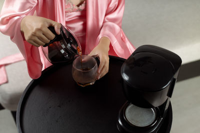 Cropped hand of man holding coffee