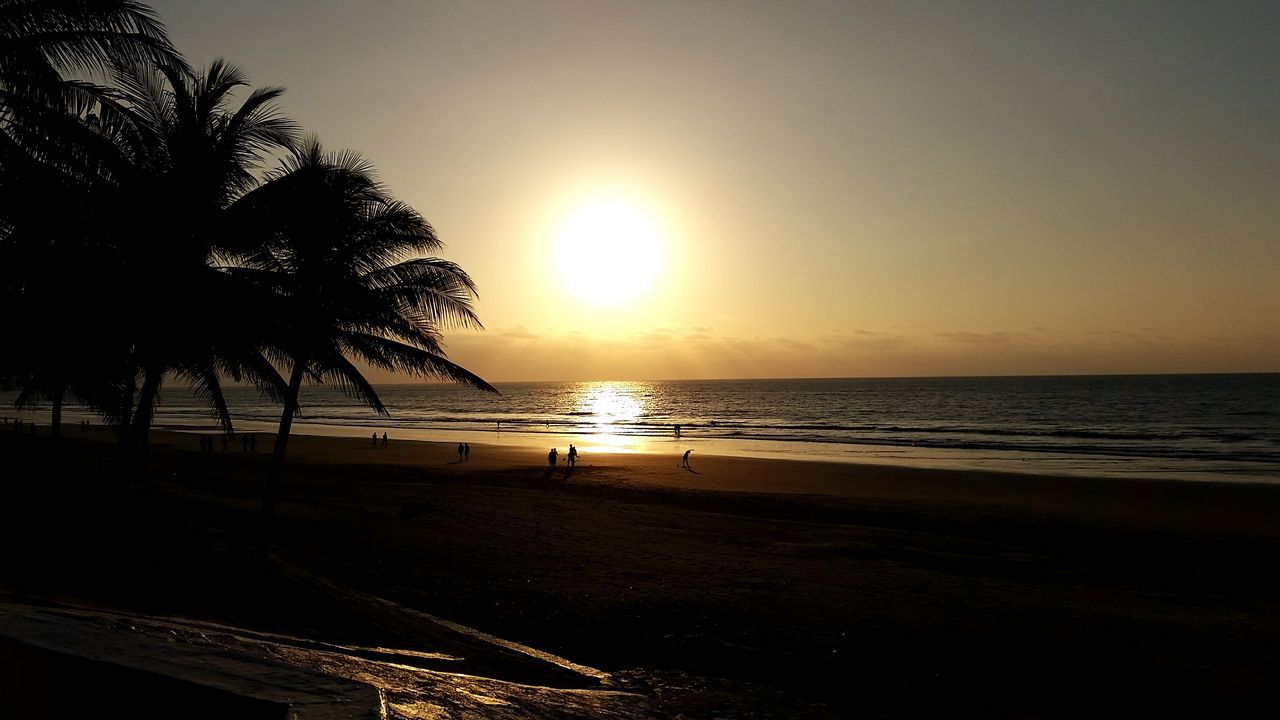 sea, horizon over water, sunset, beach, sun, water, tranquil scene, scenics, tranquility, beauty in nature, shore, sky, nature, idyllic, orange color, silhouette, sunlight, reflection, sand, clear sky