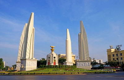 Democracy monument to commemorate the siamese revolution of 1932, bangkok, thailand