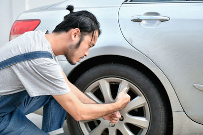 Mechanic tightening car wheel