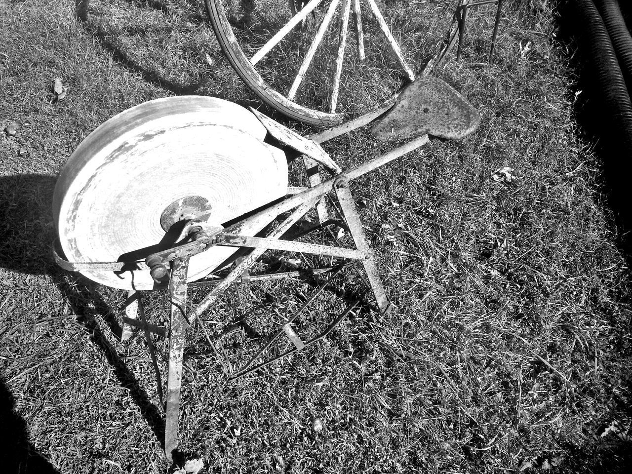 HIGH ANGLE VIEW OF OLD RUSTY BICYCLE ON FIELD