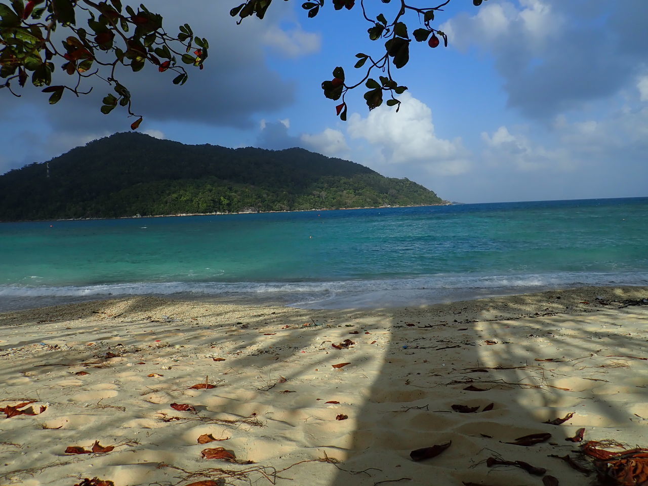 SCENIC VIEW OF SEA AND MOUNTAINS AGAINST SKY