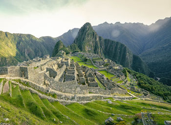 The ruins of machu picchu against mountains 