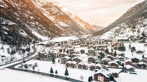 People skiing