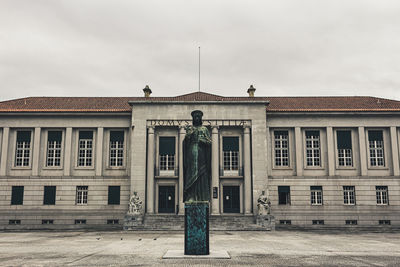 Statue of old building against sky