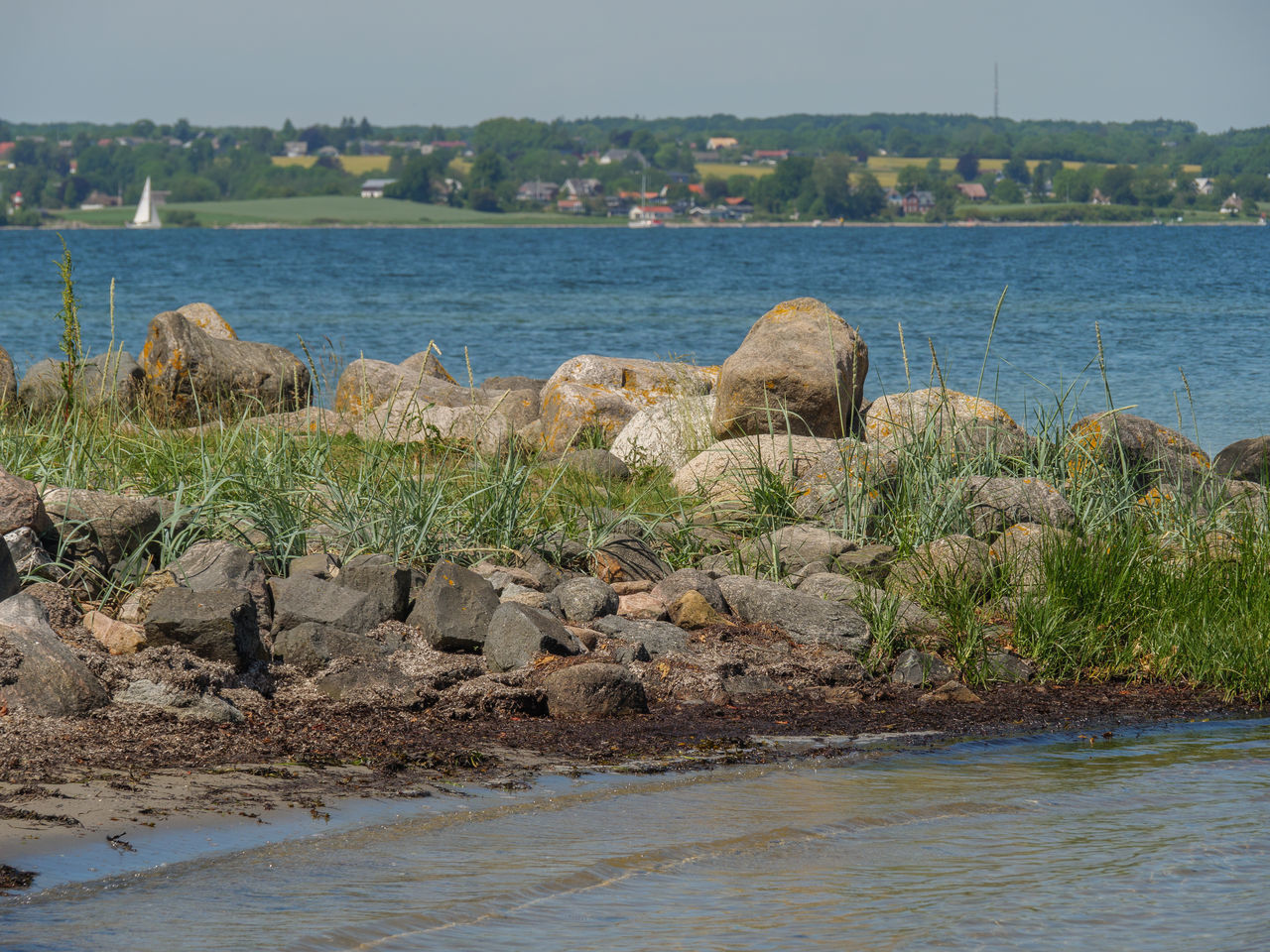 ROCKS ON SHORE AGAINST SEA