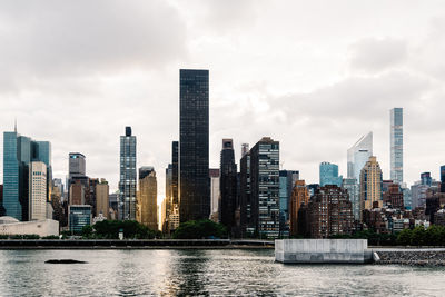 Cityscape of manhattan from east river at sunset. new york city, usa