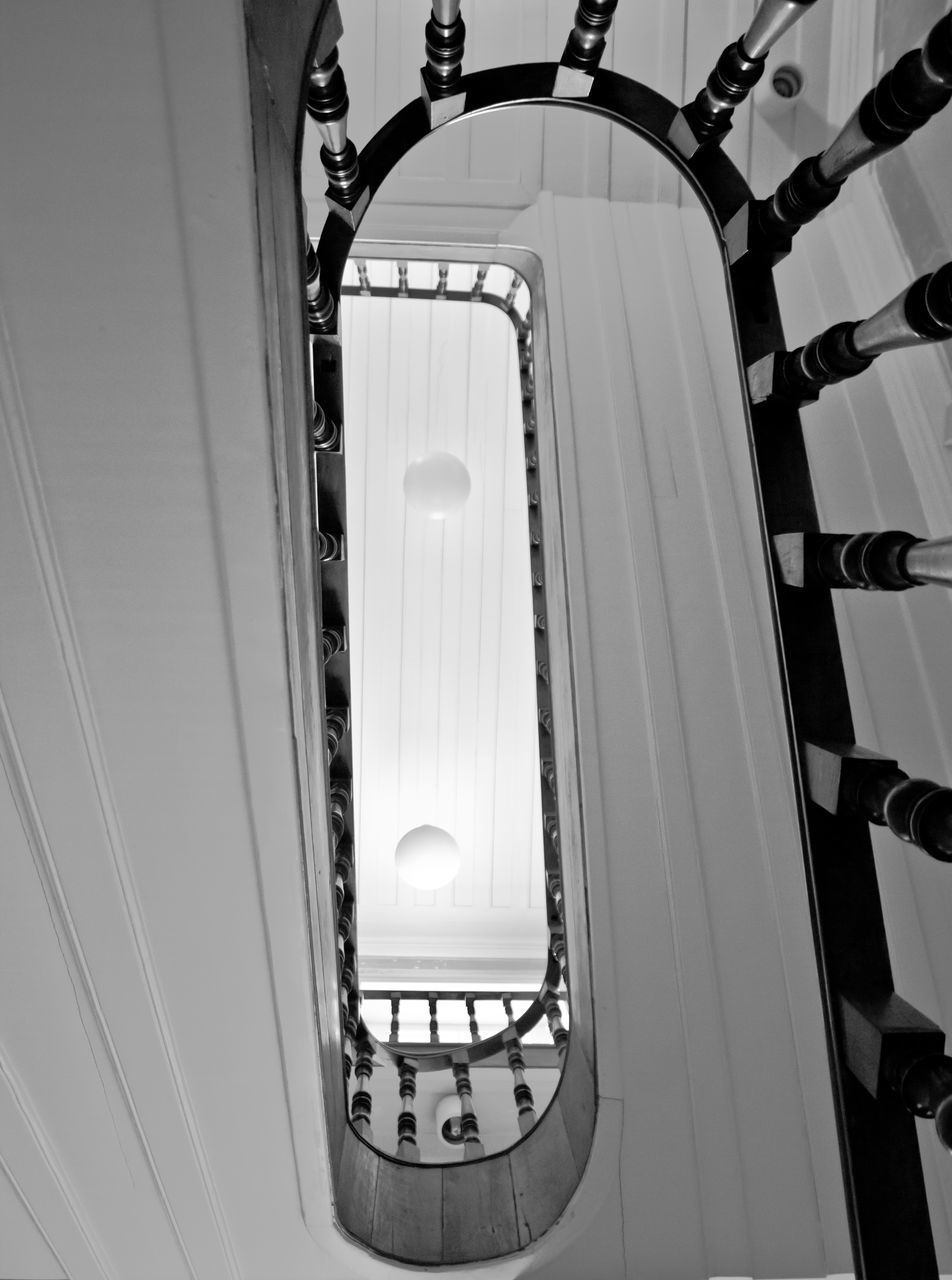 LOW ANGLE VIEW OF STAIRCASE IN BUILDING