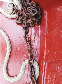 Close-up of rope tied on metal chain