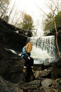 Full length of woman standing on rocks