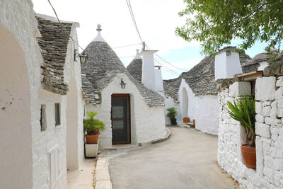 Alberobello village with traditional dry stone hut with a conical roof in apulia, italy