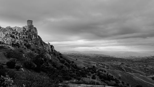 La città di craco, in provincia di matera, basilicata, italia. la città fantasma per eccellenza.