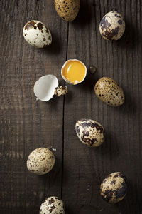 Quail eggs on a wooden table.