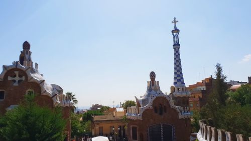 Statue of historic building against sky