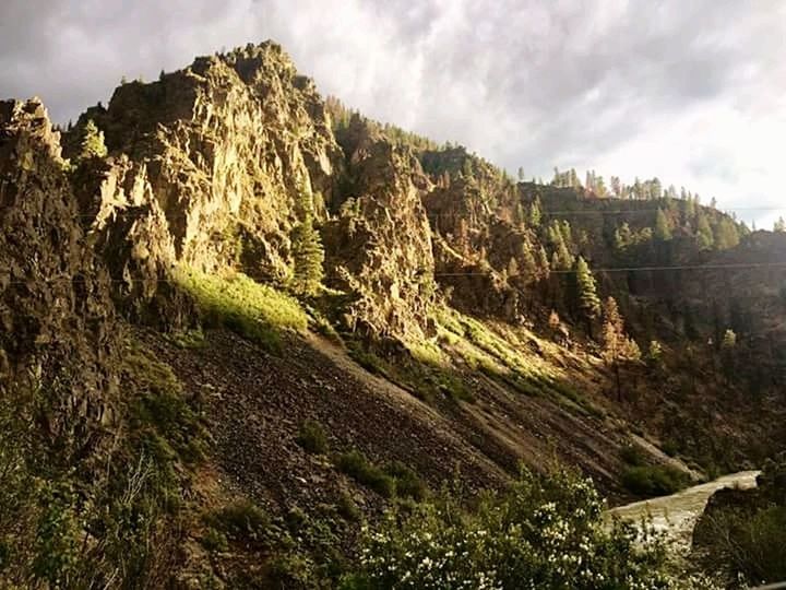 PANORAMIC VIEW OF LANDSCAPE AND MOUNTAINS AGAINST SKY