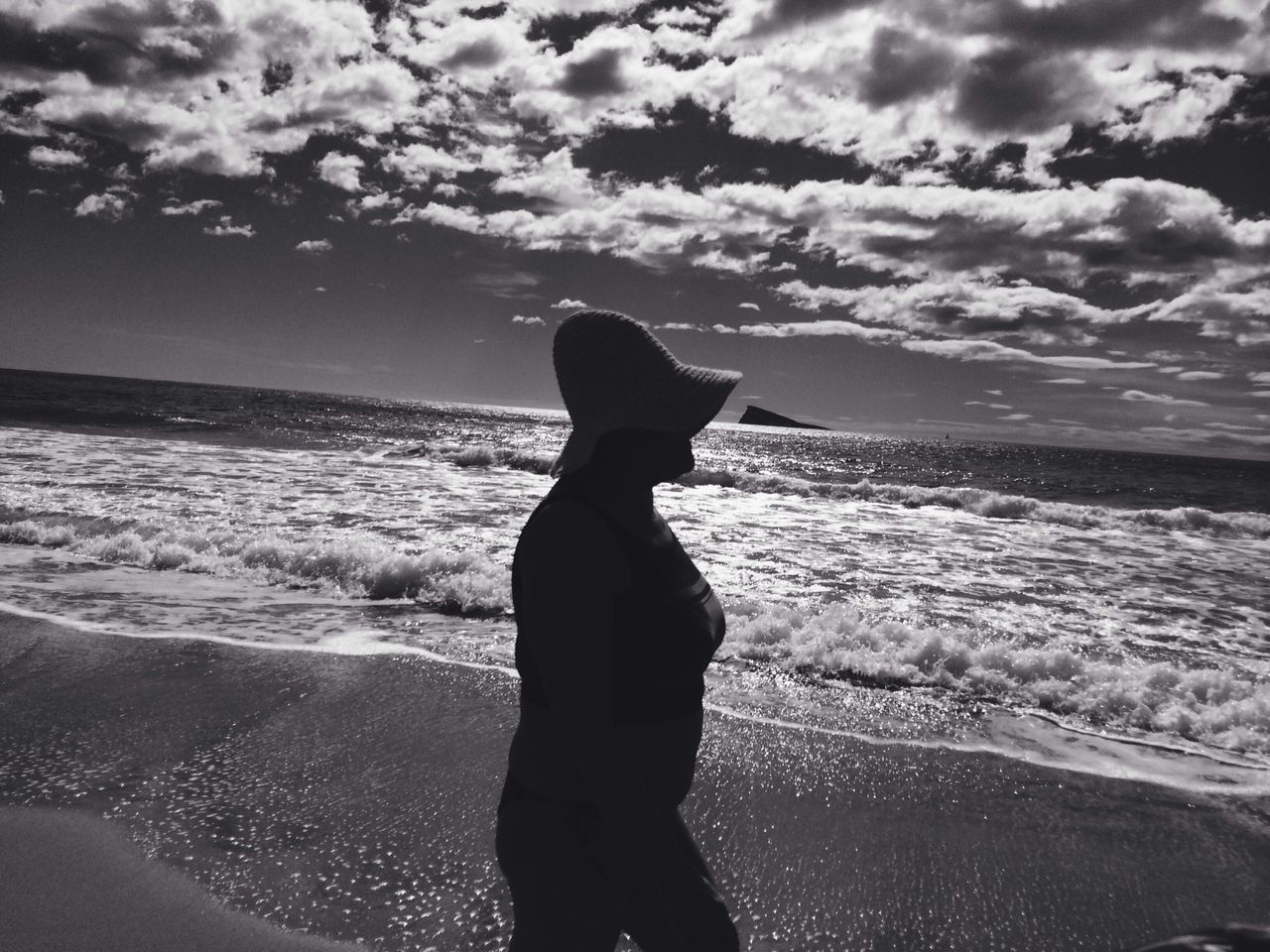 sea, beach, sky, water, horizon over water, shore, standing, lifestyles, rear view, leisure activity, tranquil scene, tranquility, scenics, sand, cloud - sky, beauty in nature, person, cloud