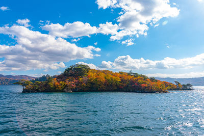 Lake towada utumn foliage scenery. towada-hachimantai national park in tohoku region. aomori, japan.