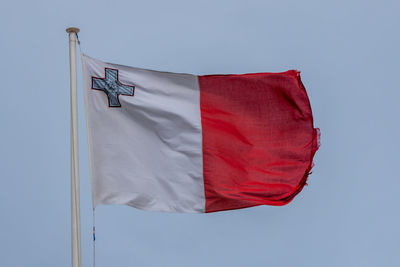 Valletta, malta, 30 april 2023.sky with the flag of malta